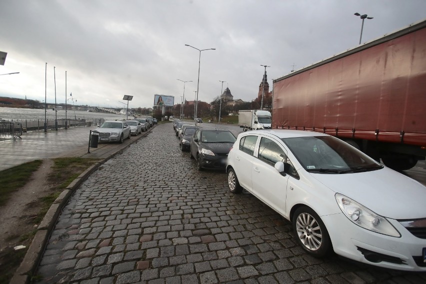 Parkowania przy nabrzeżu Odry w Szczecinie. Straż miejska interweniuje?