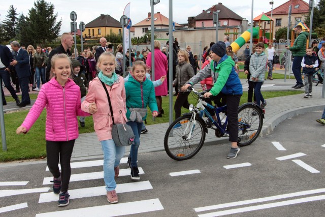 Miasteczko ruchu drogowego na miarę XXI wieku otwarto w grudziądzkim oddziale Wojewódzkiego Ośrodka Ruchu Drogowego. Teraz będzie można się tu szkolić i zdawać egzaminy na kartę rowerową.