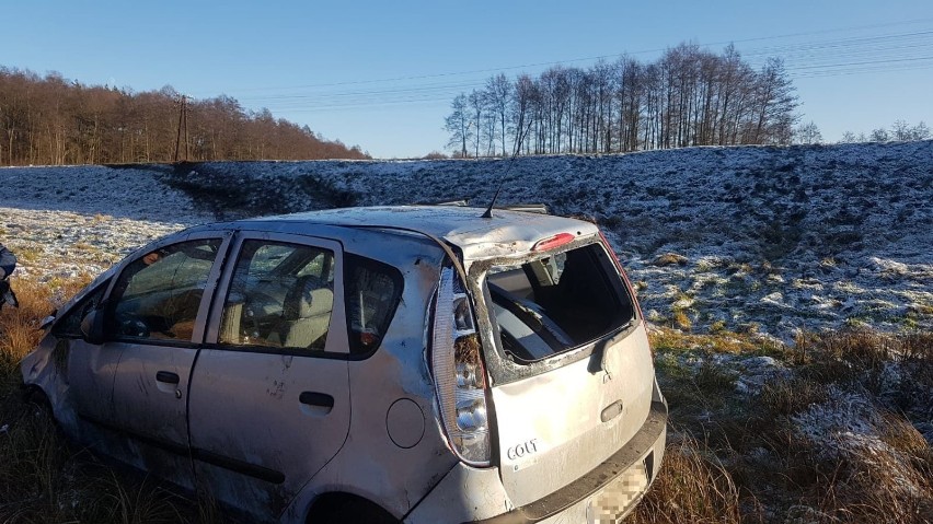 Samochód dachował w Małym Rudniku pod Grudziądzem [zdjęcia]