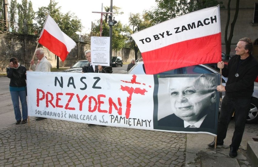 Pożegnanie ś.p. Anny Walentynowicz w Gdańsku. Trzymali transparent z hasłem &quot;To był zamach&quot;[ZDJĘCIA]