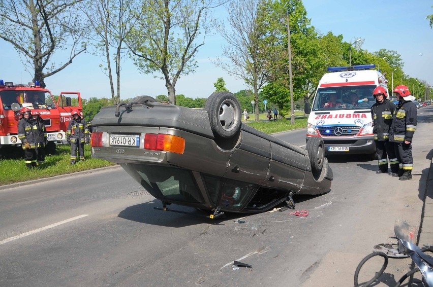 Audi dachowało na ul. Focha w Krakowie.