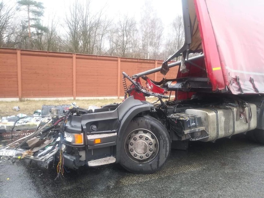 Wypadek ciężarówek na autostradzie A1 w Knurowie. To cud że kierowca przeżył! Tyle zostało z tego samochodu [ZDJĘCIA]