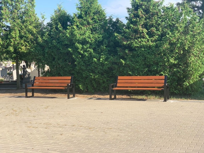 Nowe ławki na Cmentarzu Komunalnym, Września 2020