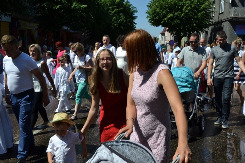 Procesja trzech parafii przeszła ulicami Kartuz. Homilię...