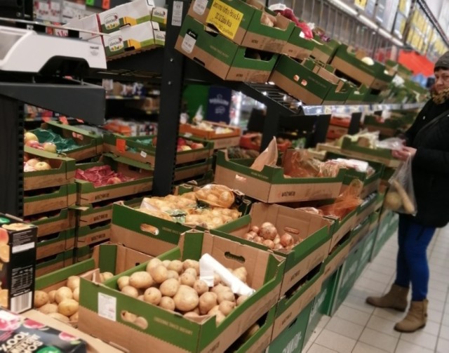 Biedronka nieuczciwie zarabiała kosztem dostawców owoców i warzyw. Dostała 723 mln zł kary