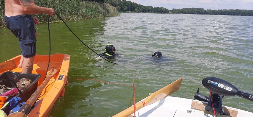 Gmina Wągrowiec. Nurkowie, ratownicy i mieszkańcy sprzątali plażę w Kobylcu 