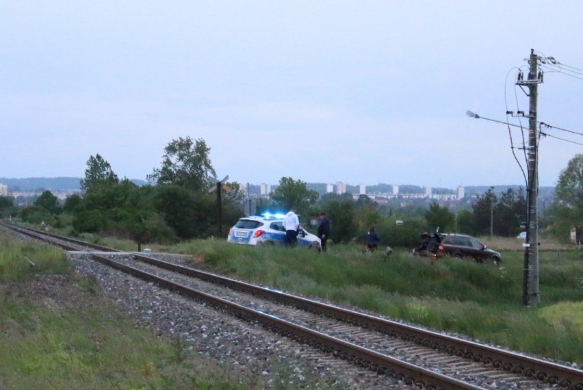Sobczyce: Wypadek na przejeździe kolejowym. Szynobus uderzył w tył samochodu