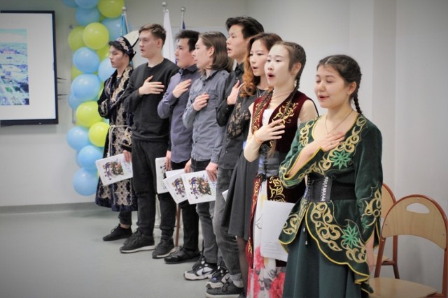 Młodzież z Kazachstanu zaprezentowała w szkołach ZDZ w Radomiu swoje stroje,m tańce, muzykę.
