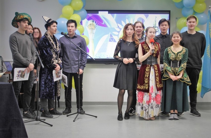 Dzień Kultury Kazachstanu w Radomiu, w szkołach Zakładu Doskonalenia Zawodowego - był pokaz tańca, potrawy z Azji