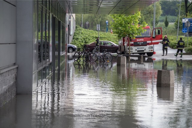 Z czwartku na piątek nad Małopolską przeszły ulewy, paraliżując ruch na ulicach, zalewając piwnice i garaże.