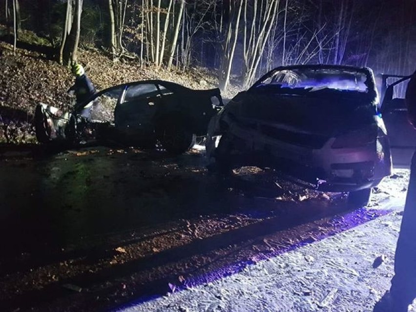 Gmina Kolbudy: Czołowe zderzenie samochodów w Czapielsku. Wśród poszkodowanych są dzieci