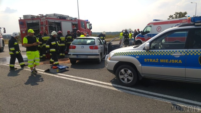 Wypadek na skrzyżowaniu ulic Transportowej i Żeromskiego w Krapkowicach. Z pierwszych ustaleń policji wynika, że seat ibiza wjechał w tył ciężarówki. Kierowcę samochodu osobowego pogotowie zabrało do szpitala. Do wypadku doszło około 12.15.