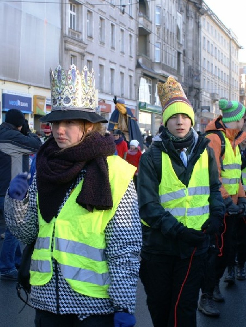 Orszak Trzech Króli podąża na Stary Rynek