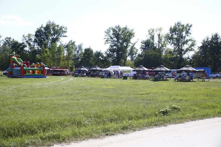 Wawerski Festiwal Street Foodu. Pyszne jedzenie na plaży Romantycznej 