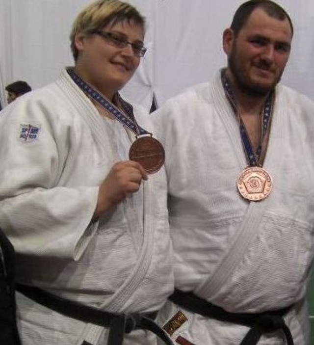 Urszula Sadkowska i Janusz Wojnarowicz z medalami rozgrywanych niedawno w Wiedniu mistrzostw Europy seniorek i seniorów w judo.