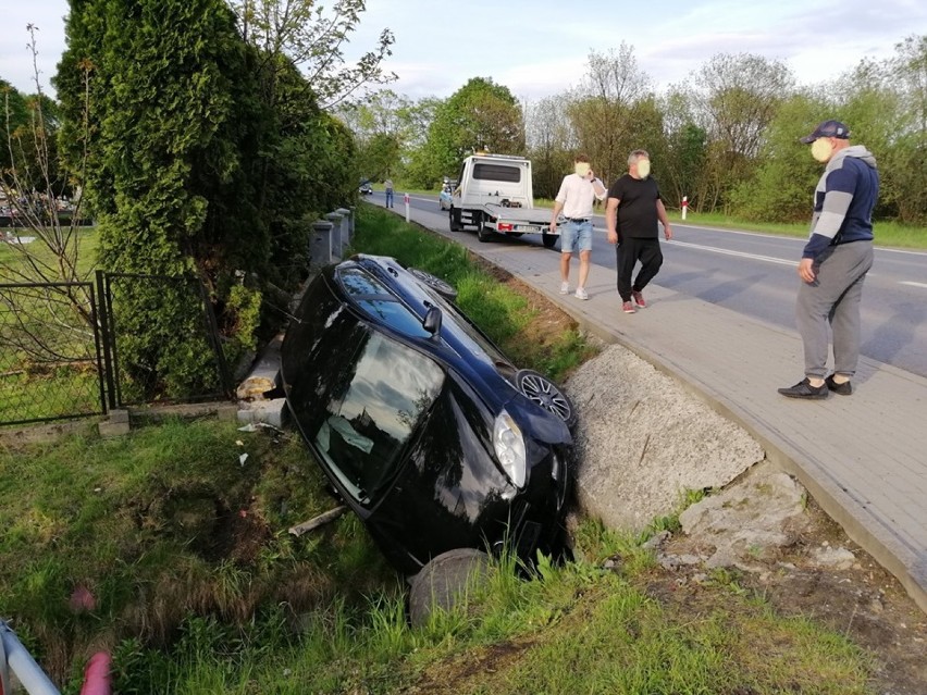 W Brzeszczach kierujący fiatem bravo zjechał z drogi i wpadł do głebokiego rowu. 