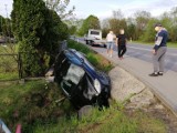 W Brzeszczach kierujący fiatem bravo zjechał z drogi i wpadł do głebokiego rowu. 