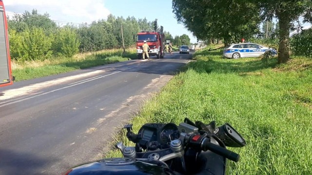 Czytelnik przesłał zdjęcia z miejsca zdarzenia drogowego w Mileszewach, gdzie przez plamę oleju doszło do wywrócenia dwóch motocykli