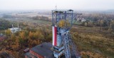 Na szybie zabytkowej kopalni w Jawiszowicach (gmina Brzeszcze) 12-metrowa biało-czerwona flaga na Święto Niepodległości. Zdjęcia