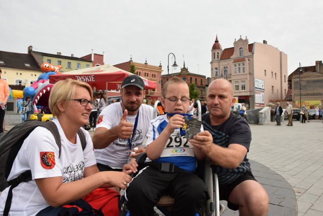 Rodzice Łukasza biorą udział w różnych imprezach. Chłopiec był jednym z uczestników "Wąbrzeskiej Dziesiątki". Niestety wózek z którego korzysta jest już dla niego za mały.