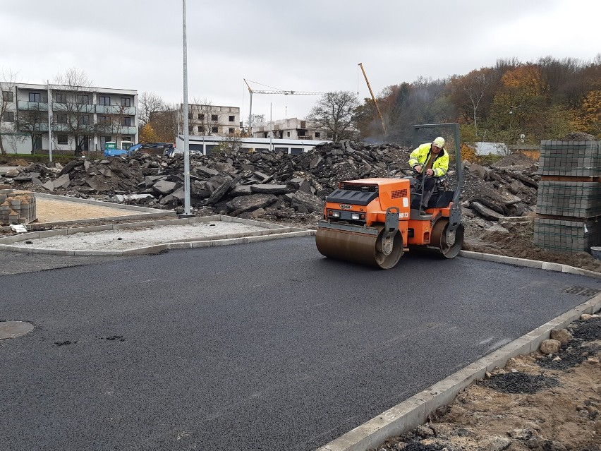 Kładą asfalt na nowym parkingu w Goleniowie. Przy dworcu w przyszłym tygodniu?