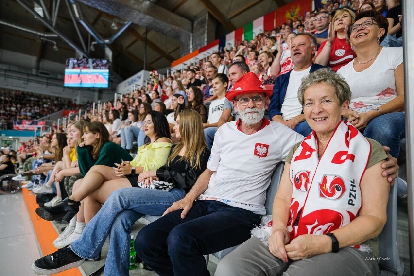 Tarnów. Strefa kibica obok Areny Jaskółka Tarnów na Mistrzostwa Europy U22 w piłce siatkowej. W czwartek ludzie nie mieścili się już w hali