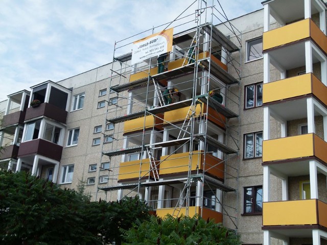 W bloku przy ul. Rocha Kowalskiego 8, należącym do RSM "Bawełna", naprawiane są i malowane balkony.
