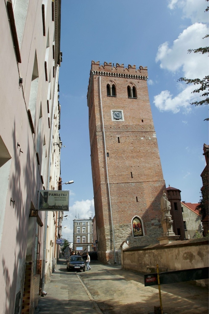 Ten średniowieczny budynek jest najwyższą krzywą wieżą w...