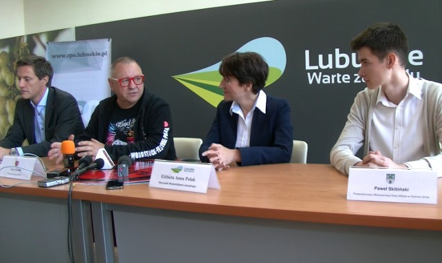 Konferencja przed debatą "Młodzi ON-LIFE". Od Lewej: Grzegorz Żołędziewski z matchandvote.com, Jerzy Owsiak - szef WOŚP, Elżbieta Anna Polak - marszałek województwa lubuskiego oraz Paweł Skibiński – przewodniczący Młodzieżowej Rady Miasta w Zielonej Górze.