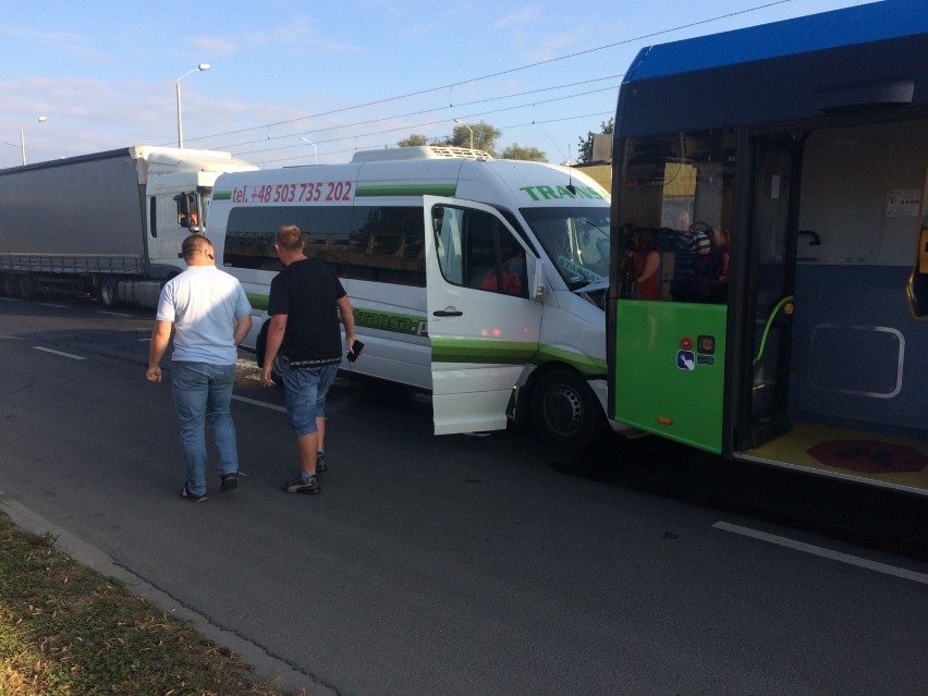 Wypadek na ul. Energetyków. Bus zderzył się z autobusem miejskim [ZDJĘCIA]