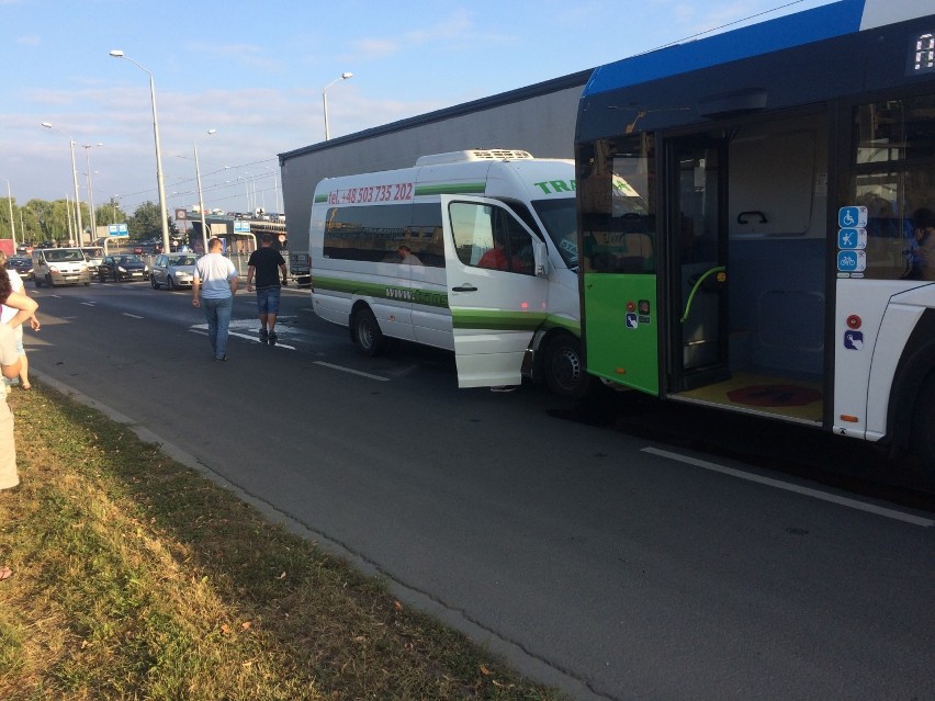 Wypadek na ul. Energetyków. Bus zderzył się z autobusem miejskim [ZDJĘCIA]