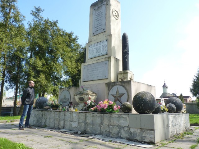 Pomnik Żołnierzy Radzieckich na Nowym Cmentarzu jest w opłakanym stanie