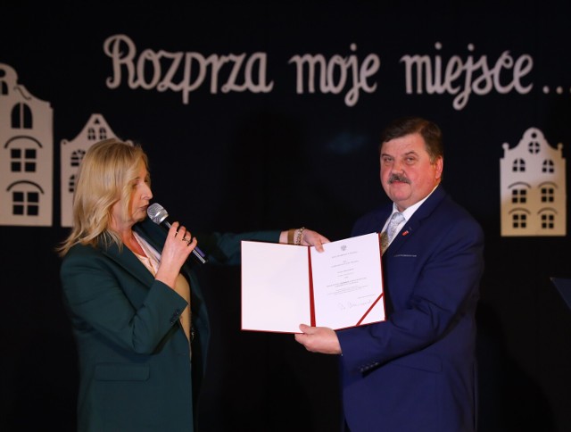Miasto Rozprza, burmistrz Janusz Jędrzejczyk odebrał symboliczny klucz do miasta podczas uroczystości w miejscowej  szkole 31.01.2022