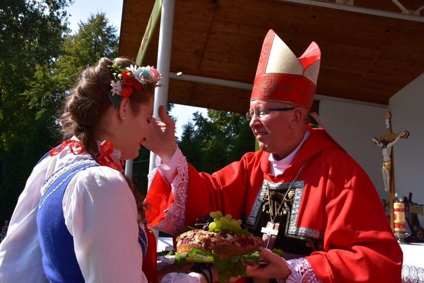 Kobylanka. Uroczysty odpust w sanktuarium Pana Jezusa Ukrzyżowanego. Mszy świętej przewodniczył biskup Jan Niemiec [ZDJĘCIA]