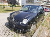 Porzucane pojazdy szpecą obraz miejskich ulic i parkingów w Rzeszowie