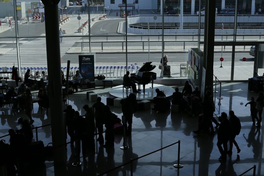 Lotnisko Chopina stawia fortepiany dla pasażerów. Ty też...
