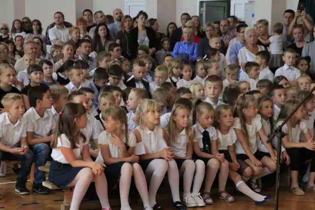Zakończenie roku szkolnego w Szkole Podstawowej nr 34 w Łodzi odbyło się w piątek (22 czerwca). Tego dnia w podstawówce przy ul. Ćwiklińskiej 9 najpierw podziękowania za 10 miesięcy nauki odebrały dzieci kończące klasy pierwsze i drugie.