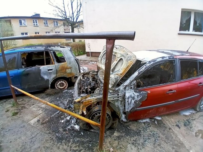 Dwa auta spłonęły na osiedlu Przyjaźń w Jastrzębiu. Pożar w...