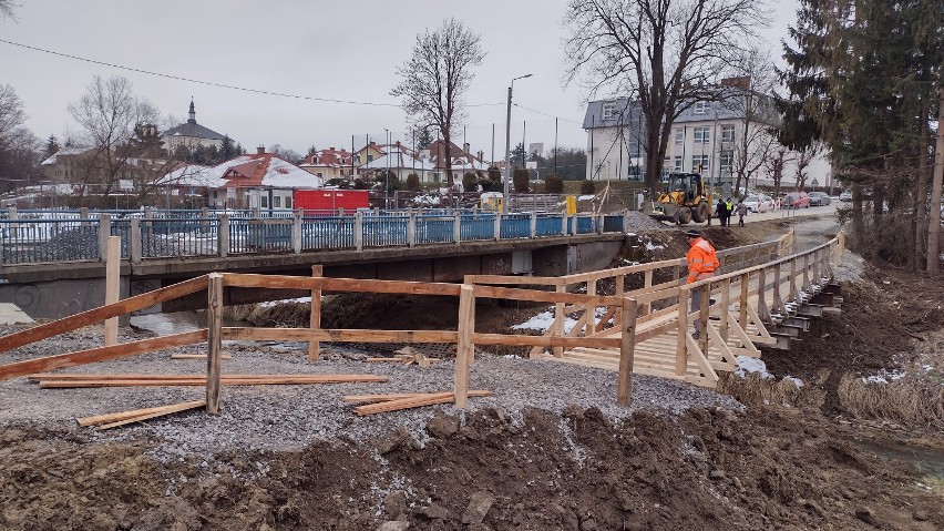 Most na ulicy Paderewskiego w Krośnie do rozbiórki. Dla pieszych zbudowano kładkę