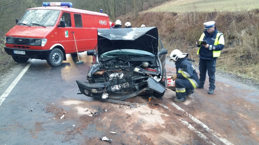 Wypadek w Słupskim Młynie. Rover 75 czołowo zderzył się z...