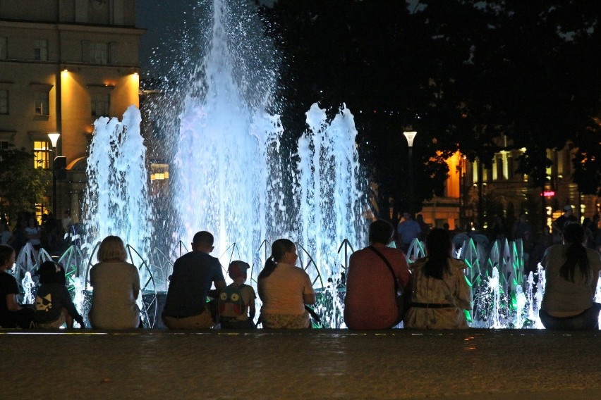 Lublin nocą i tłumy na placu Litewskim. Zobaczcie 
