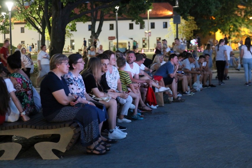 Lublin nocą i tłumy na placu Litewskim. Zobaczcie 