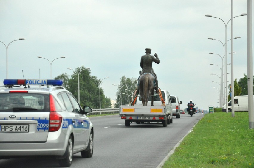 Policjanci eskortowali pomnik Marszałka Józefa Piłsudskiego