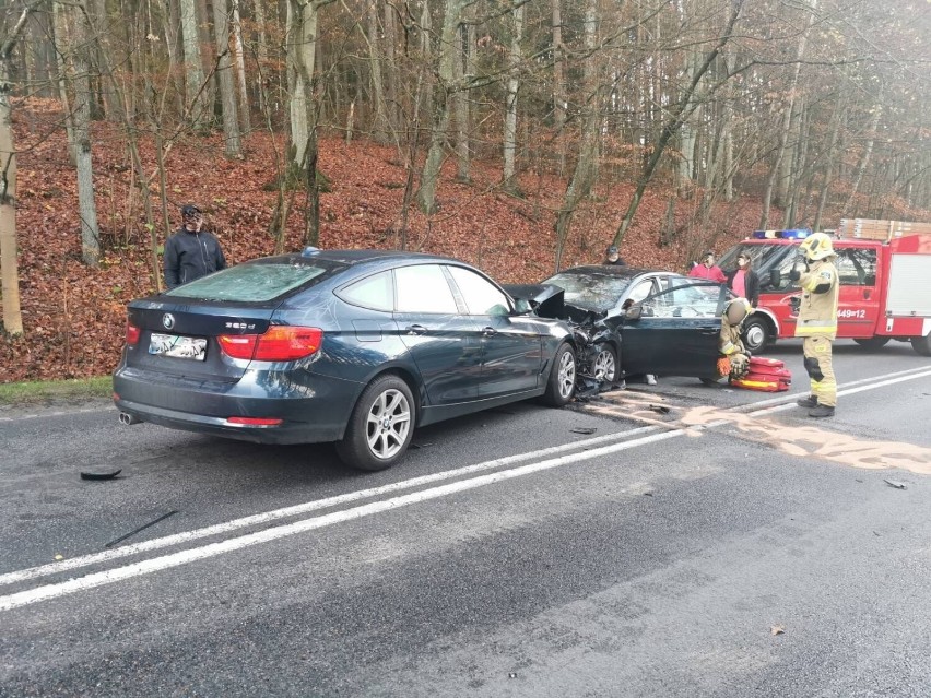 Kierujący BMW z nieznanych przyczyn zjechał na lewy pas...