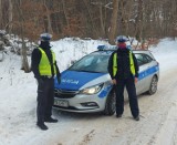 Starszy mężczyzna utknął w lesie w 12 stopniowym mrozie. Pomogli mu policjanci