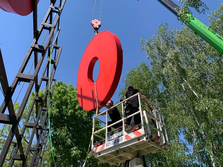 Napis ZOO powrócił. Znów króluje nad płockim wzgórzem. Zyskał nowy element [ZDJĘCIA]