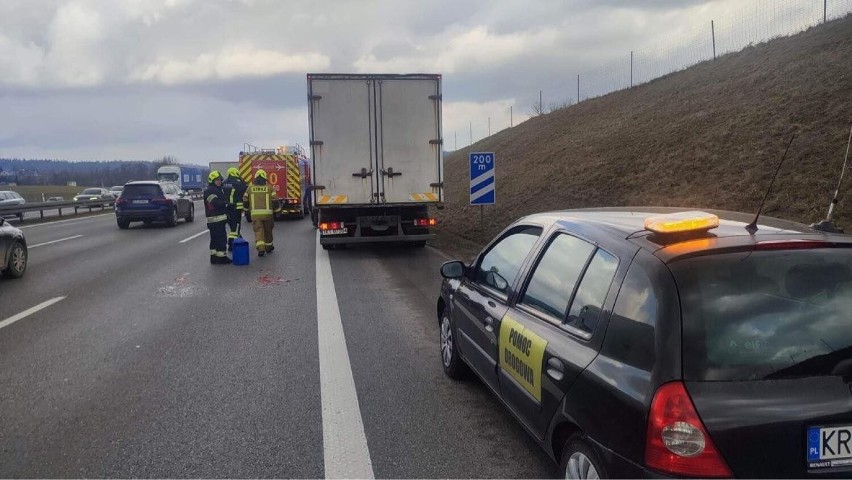 Wypadek na autostradzie A4. Zderzyły się trzy pojazdy, w tym dwa osobowe i ciężarówka. Są osoby poszkodowane