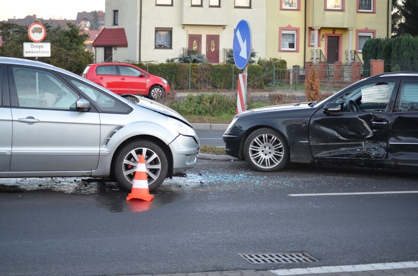 Na Kazimierza Wielkiego mercedes zderzył się z fordem (FOTO)