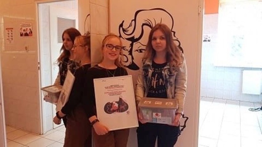 Akcja Menstruacja w ZSE-E w Radomsku. "Elektryk" zapewnia środki higieniczne dla dziewcząt