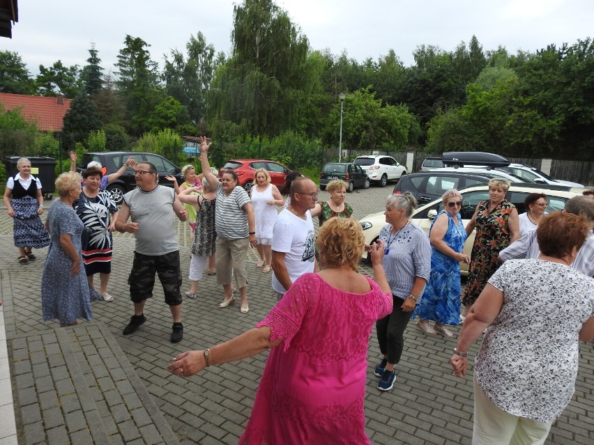 Czerwiec dla seniora, to najlepsza na tańce pora. Seniorzy wspólną zabawą powitali lato [ZDJĘCIA][ VIDEO]